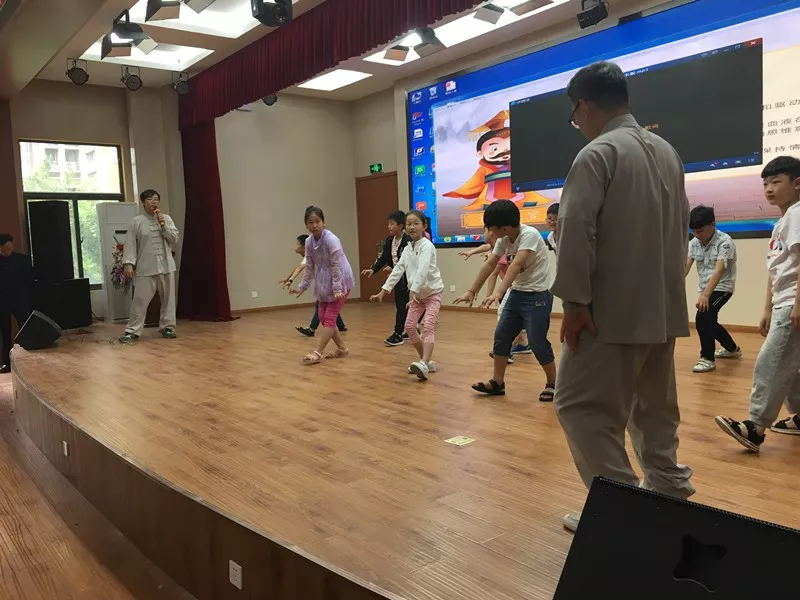 五/禽/戏 通过模仿不同动物的动作,能够让身体的各个部位得到针对性的锻炼,经常练习五禽戏,对人体健康大有裨益。 图为李祎老师现场分解五禽戏动作,教孩子们练习五禽戏,孩子们认真的神态是我们最大的安慰,我们很开心孩子们能够接触我们优秀的中医药传统文化。 我们也希望通过我们的讲解,孩子们能够养成健康的生活习惯,能够在未来的路上无视风雨!